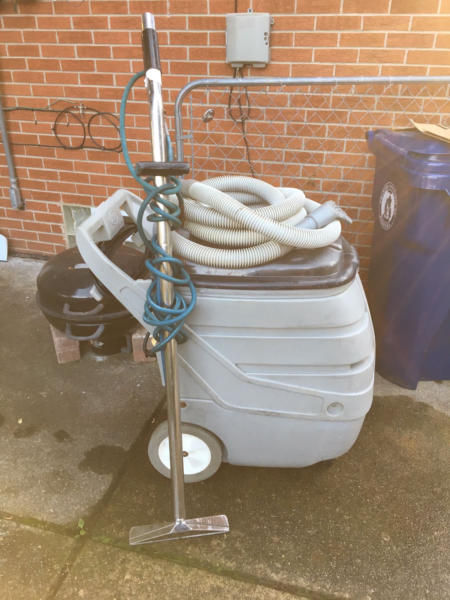 Commercial carpet extractor