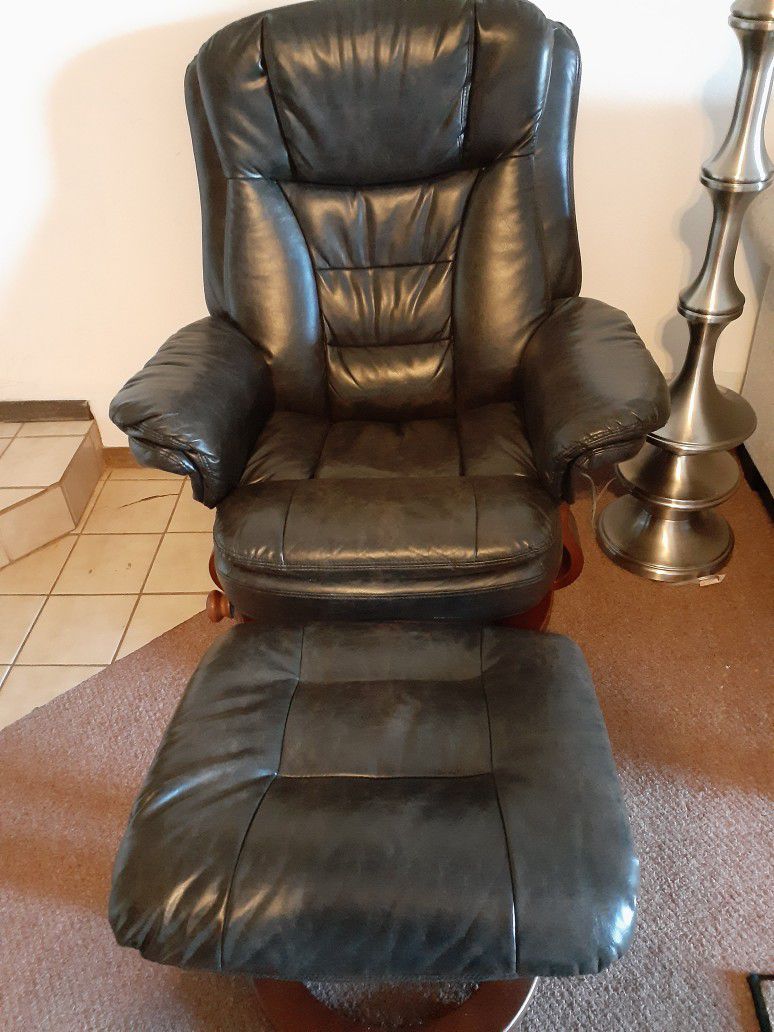 Set Of 3 Recliner Chairs With Ottomans