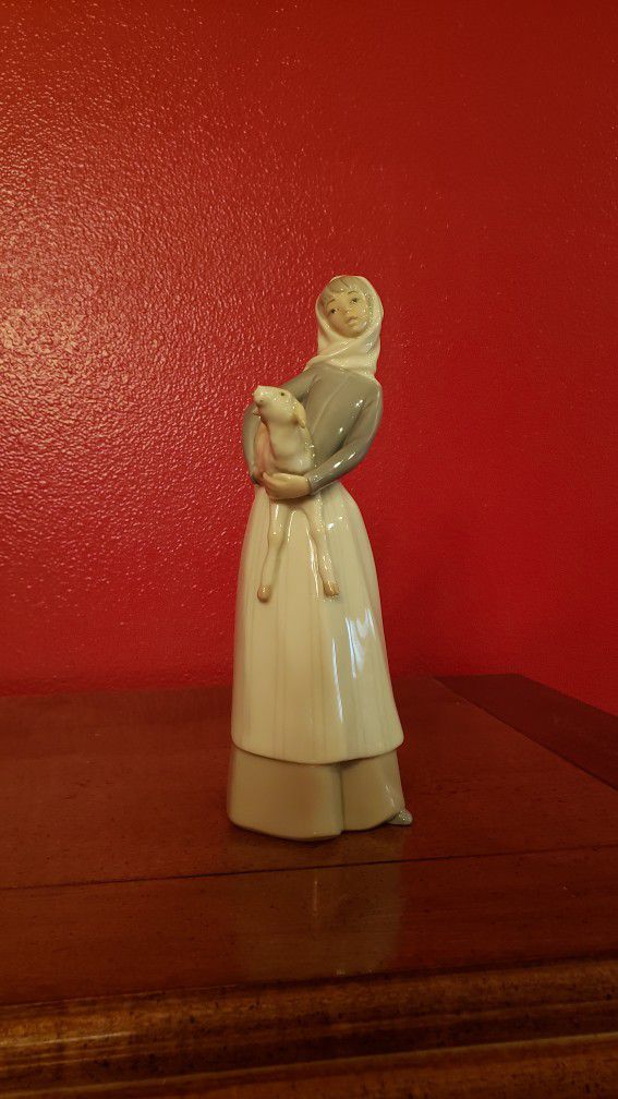 Lladro figurine "Girl With Lamb" #4584