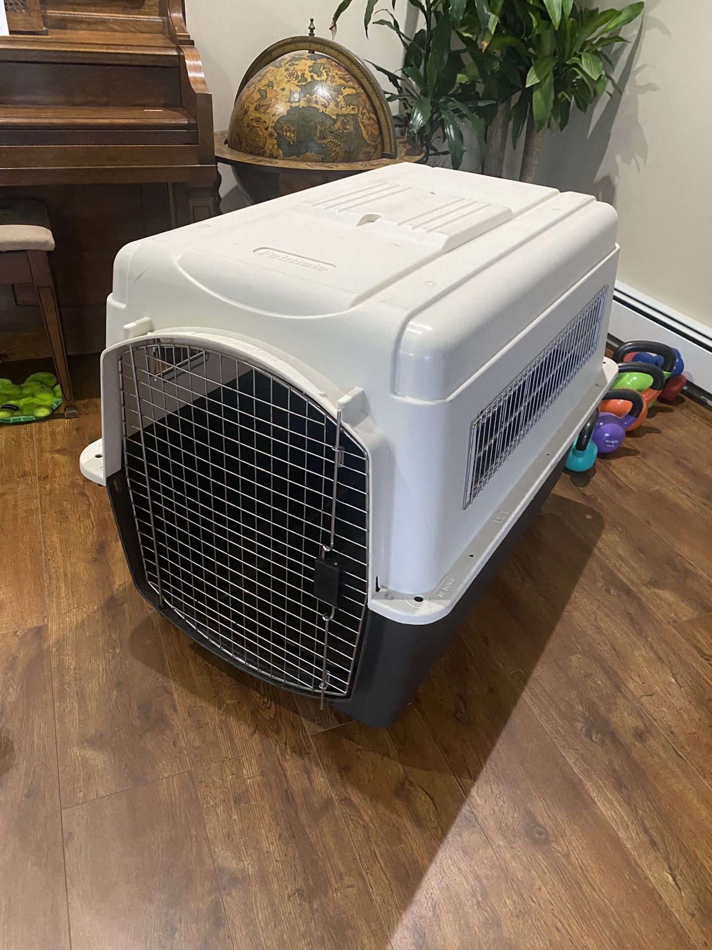 Ultra Vari kennel Crate . Large