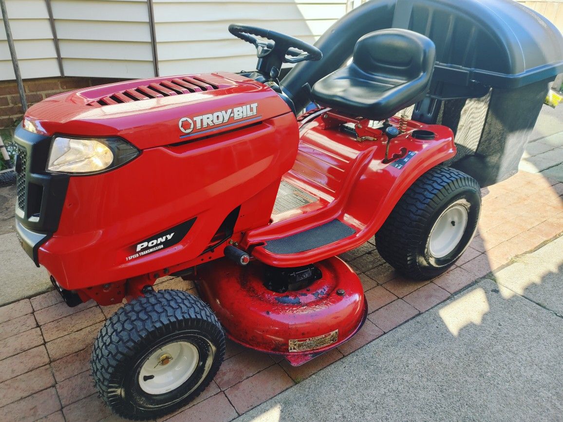 RIDING LAWNMOWER TROY-BILT YEAR 2012