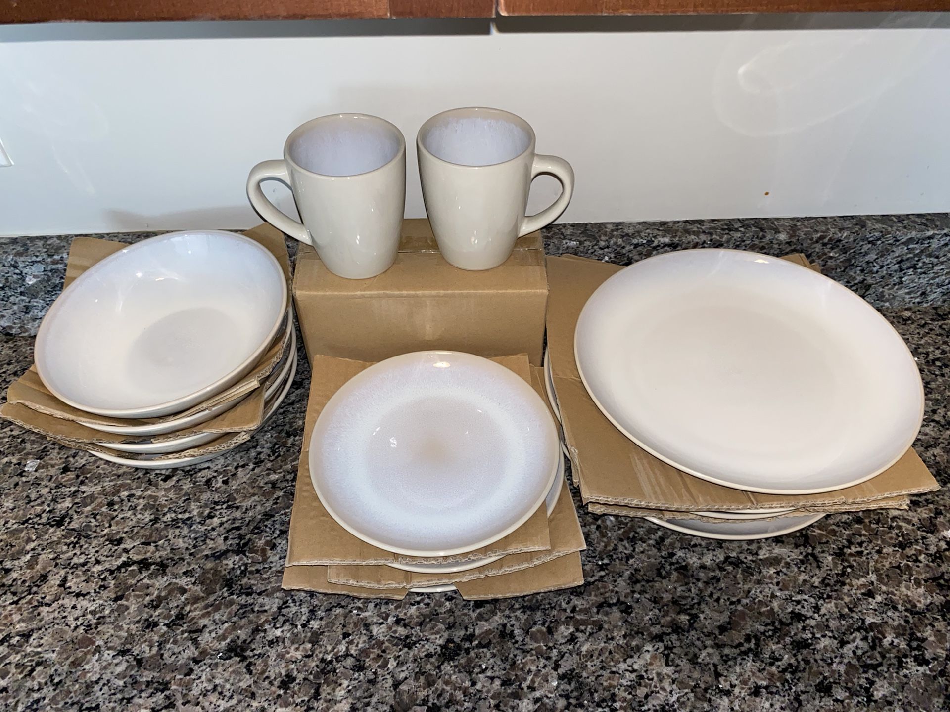 16 Piece Dinnerware Set