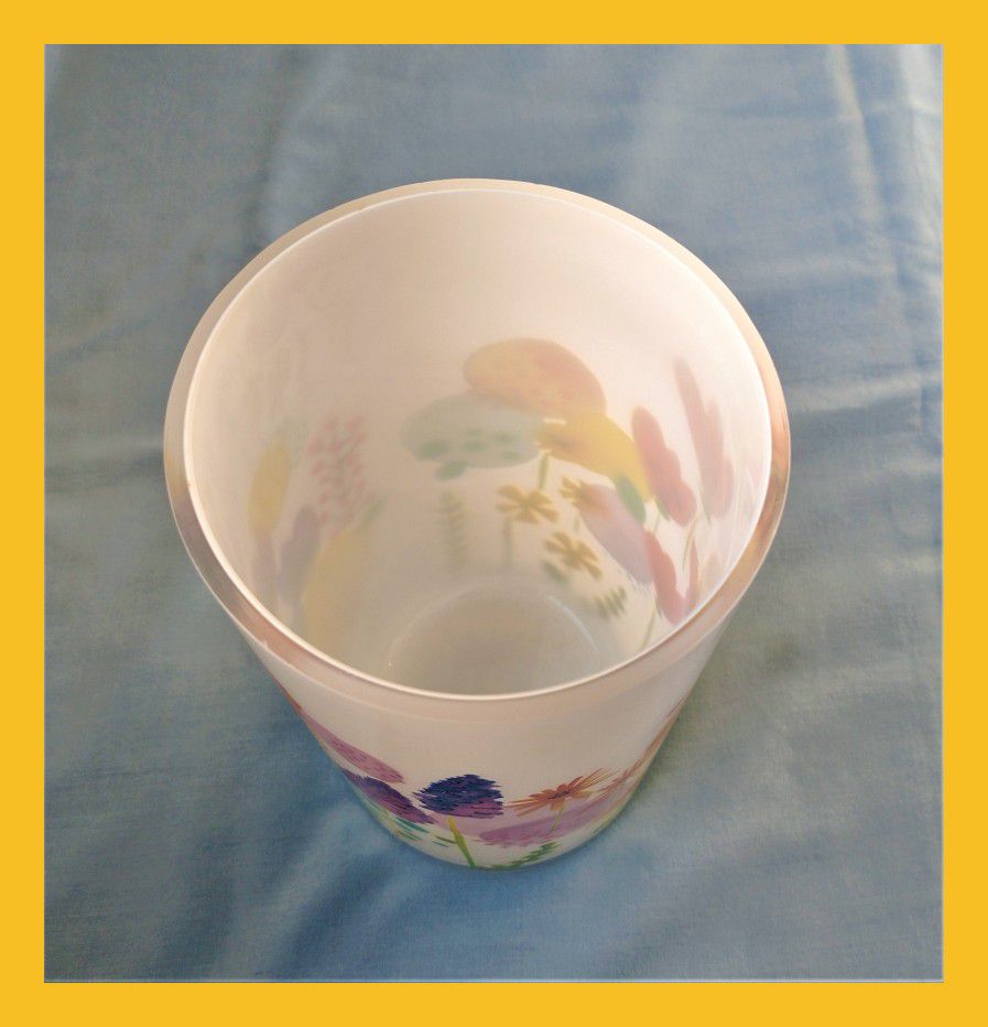 

Floral vase with Flowers 8.25” tall x 4.25 “ diameter Pro Flower C01- 

