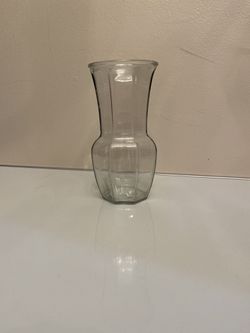 Clear glass vase Thumbnail