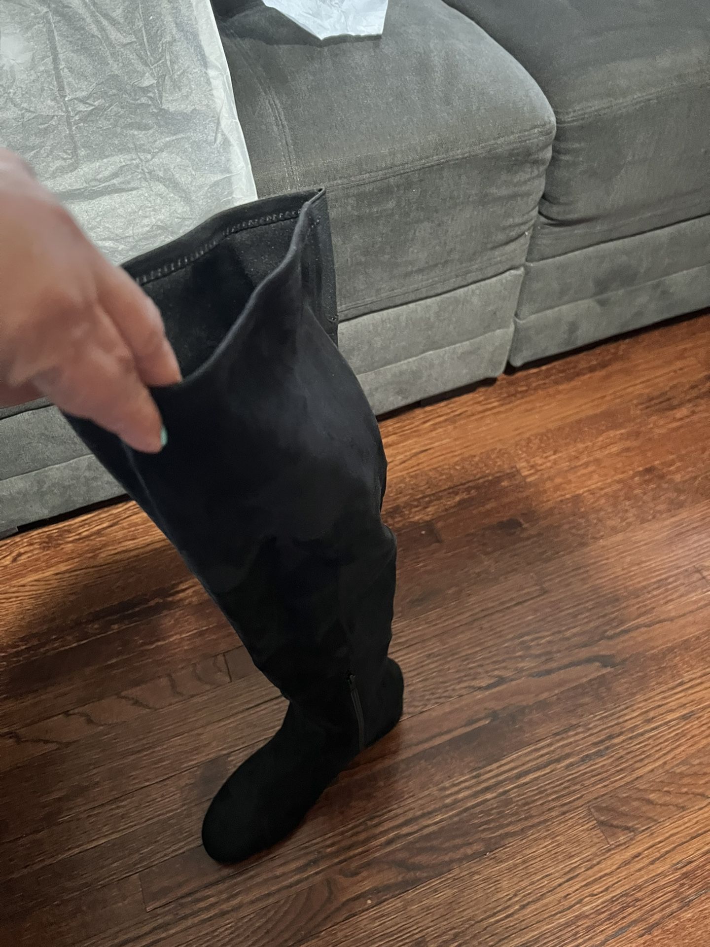 These new boots are sold I never put them on Nine West size 7.5 I sell them at a price of $ 95 any information you can send me a message