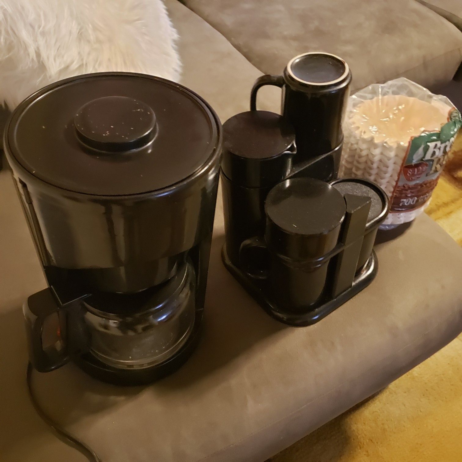 Coffee pot with cups
