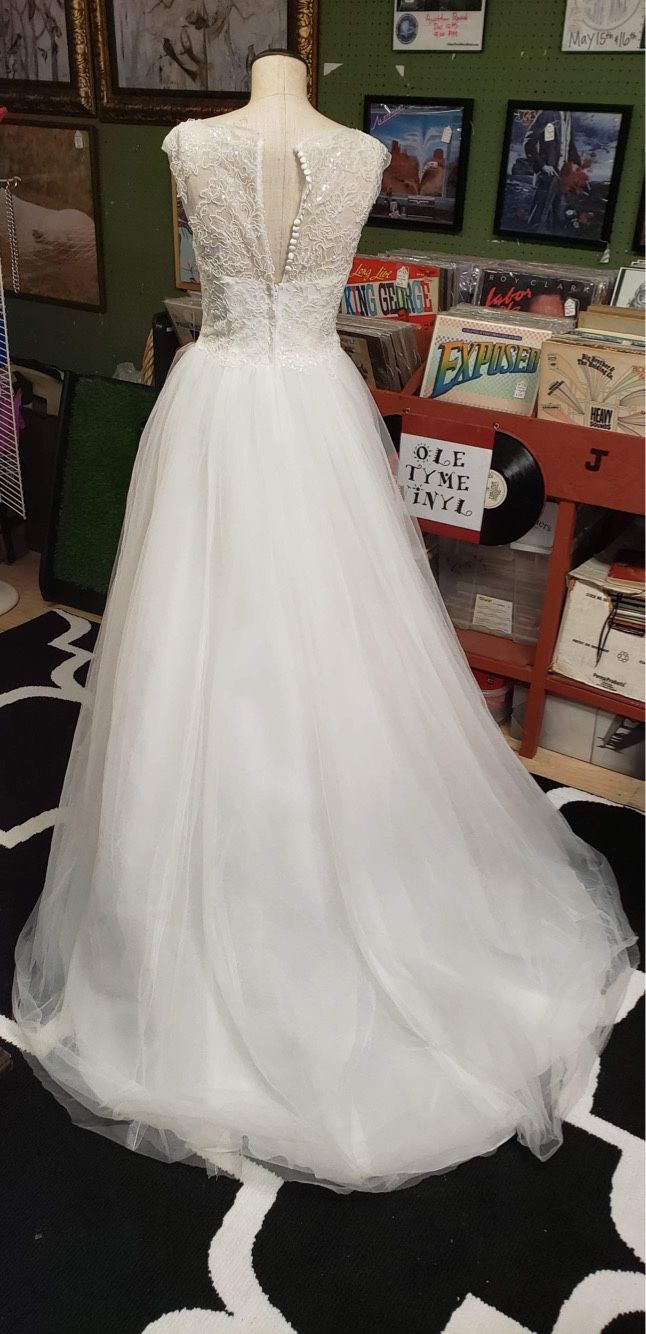 David’s Bridal Size 2 Wedding Dress