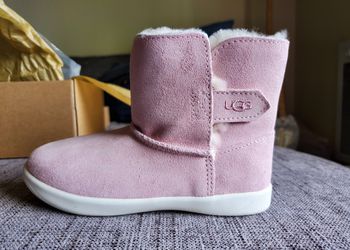 UGG Toddlers boots Sizes 12. Please click on 🌟🌟🌟🌟🌟 for more offers. follow me. Thank you Thumbnail