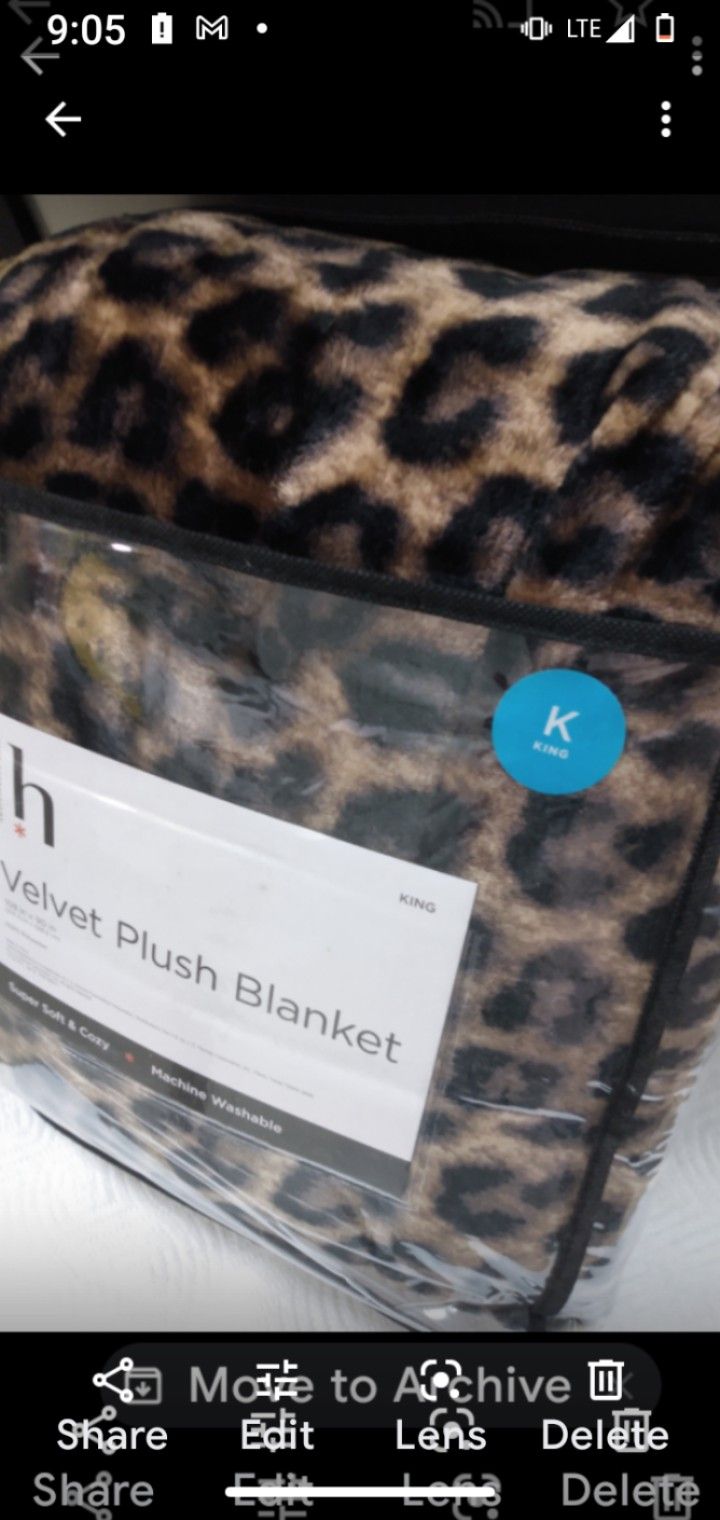 BRAND NEW - BEAUTIFUL SUPER SOFT AND COZY LEOPARD PRINT BLANKET
