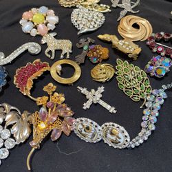 JEWELRY A GREAT COLLECTION OF VINTAGE ITEMS Thumbnail