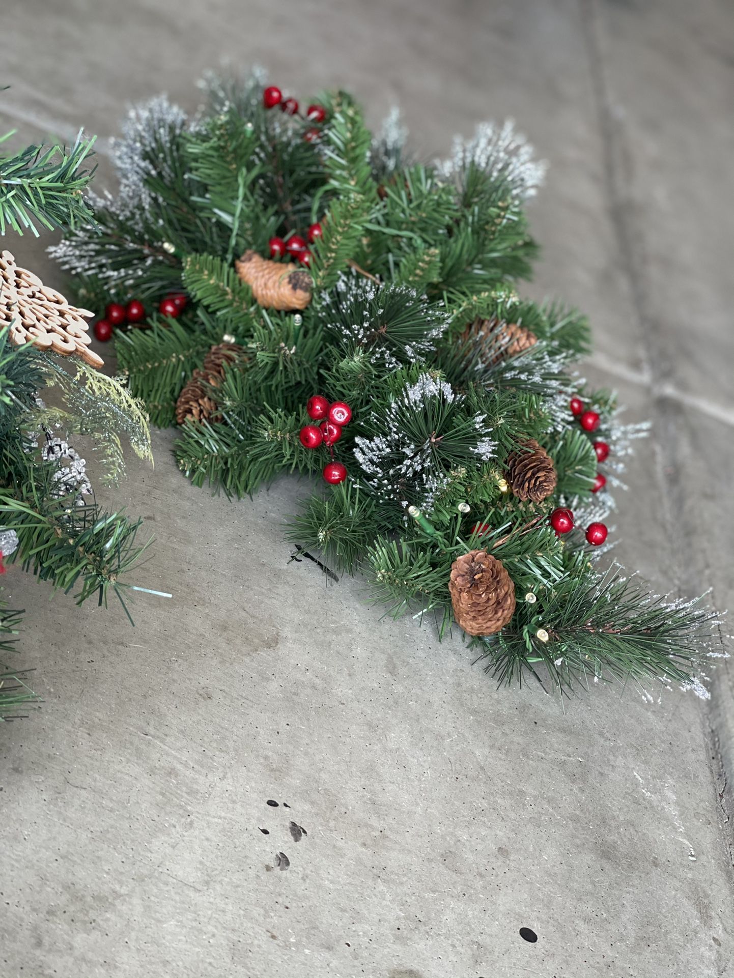 Pre-lit Garland and Centerpiece