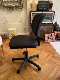 Perfect office Rolling Chair In Great Condition!  Thumbnail