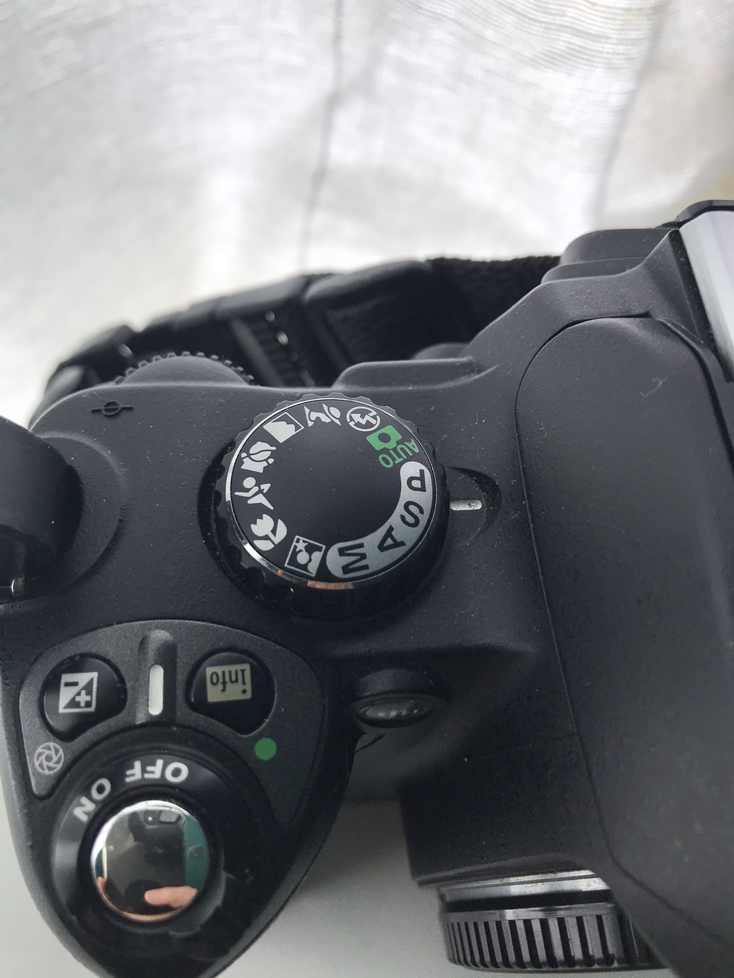 Nikon D40 6.1 MP Digital Camera DSLR Body only