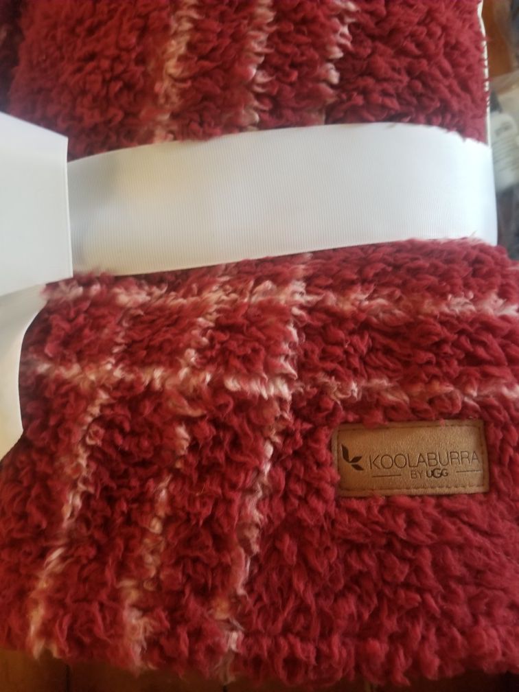 New Koolaburra by Ugg plush throw blanket and matching pillow Christmas gift red plaid