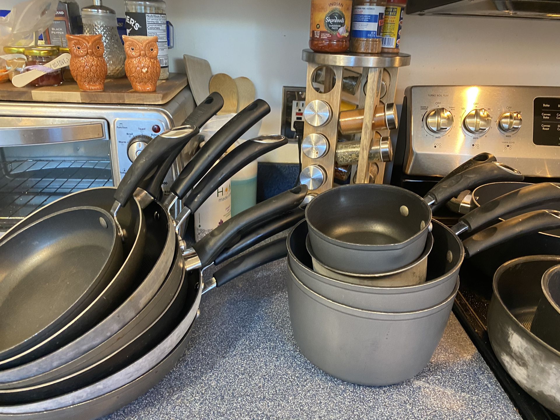 2 sets of kitchen cookware