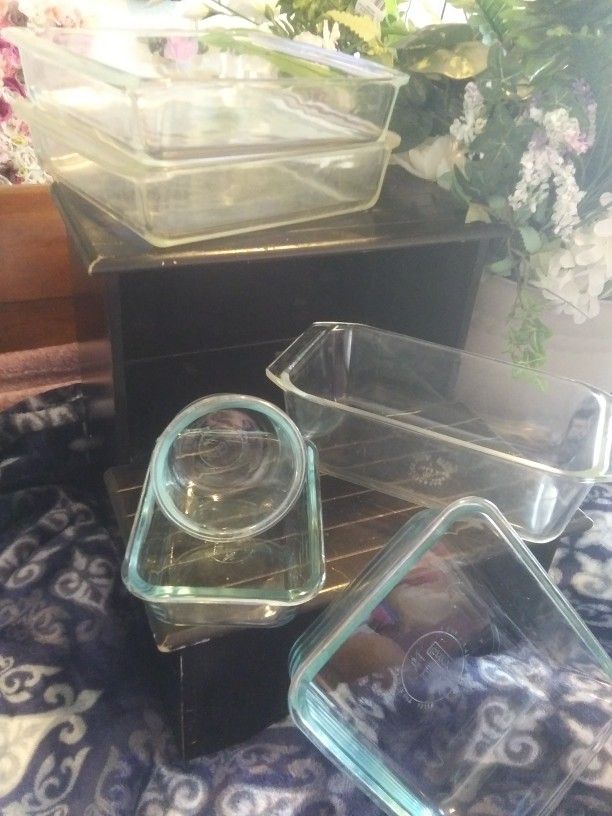 6 Pyrex dishes and 3 Blue bowls No Chips. $12 For All