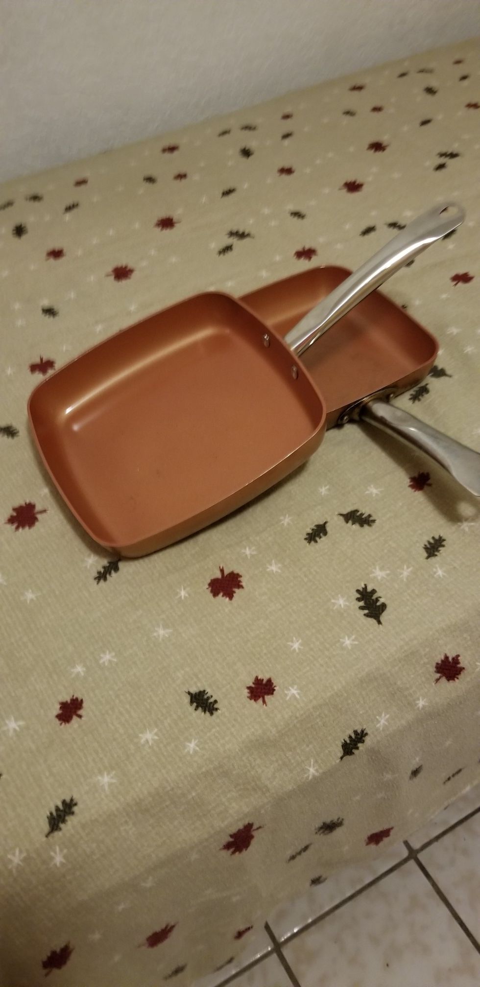 Vendo dos saltenes usados marca Copper chef cuadrados uno 8 in. Y otro 9.5 in