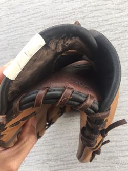 Easton 12” Baseball Glove In Like New Condition Thumbnail