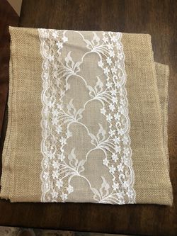 17 Burlap with lace table runners Thumbnail