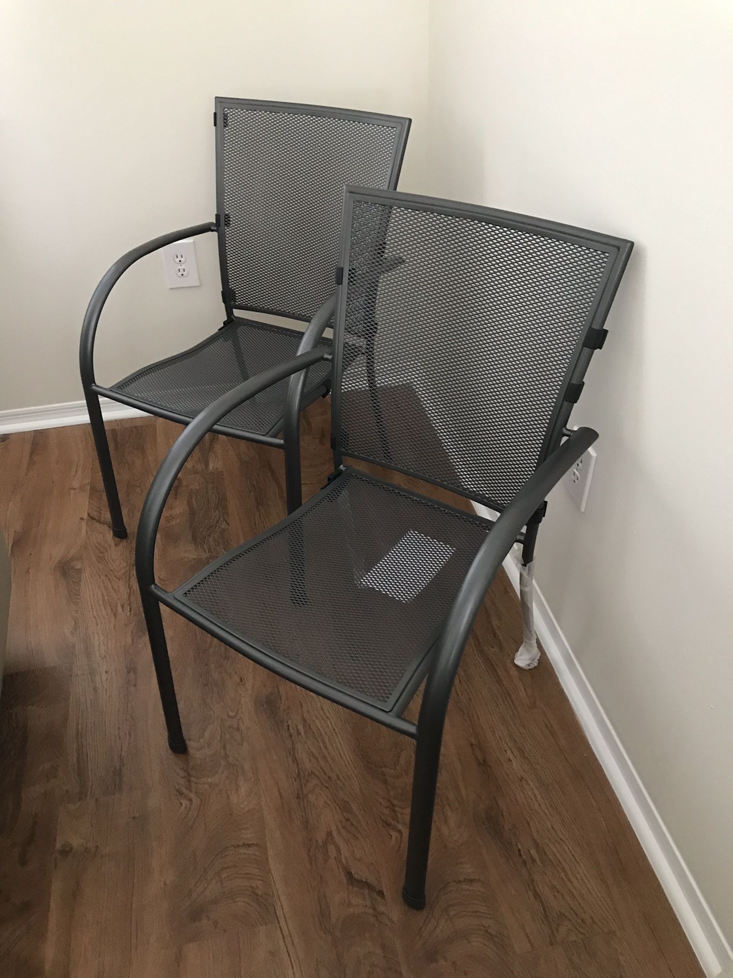 LIKE NEW // COSTCO Sunvilla Micro Mesh Commercial Bistro Chair for Sale in Pompano Beach, FL