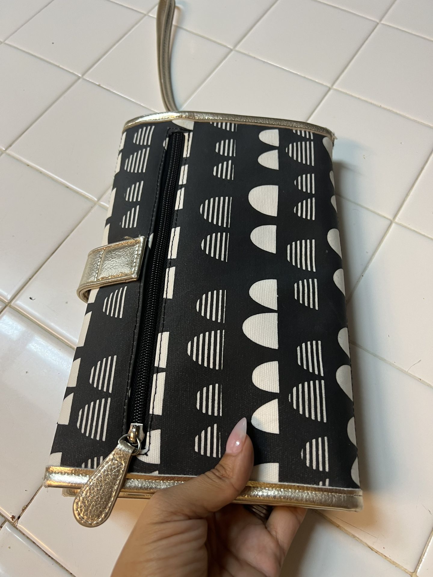 Changing table pad with pocket for wipes