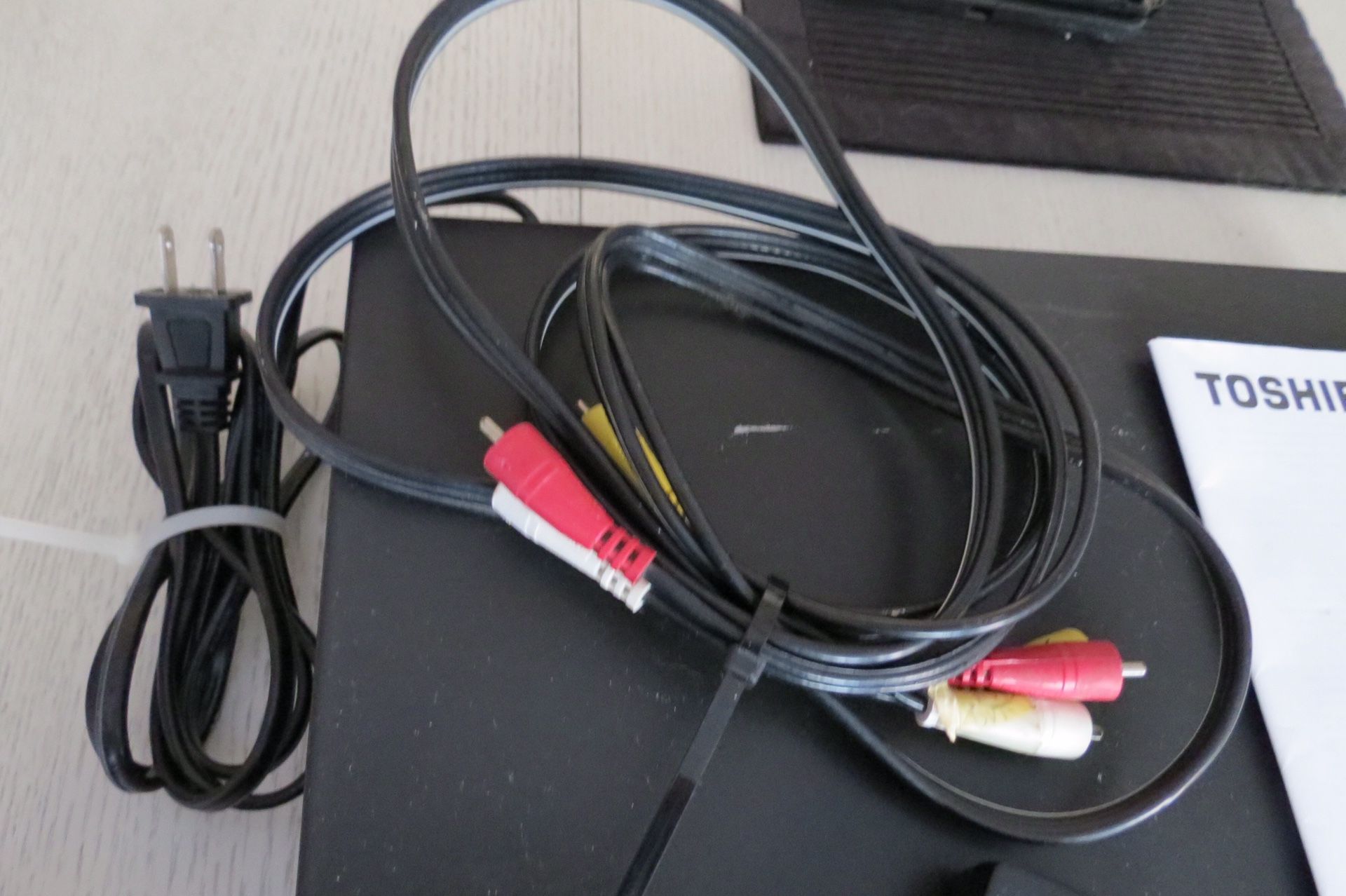 Toshiba 5 Disc DVD player with Remote AV Cord and Owner’s Manual