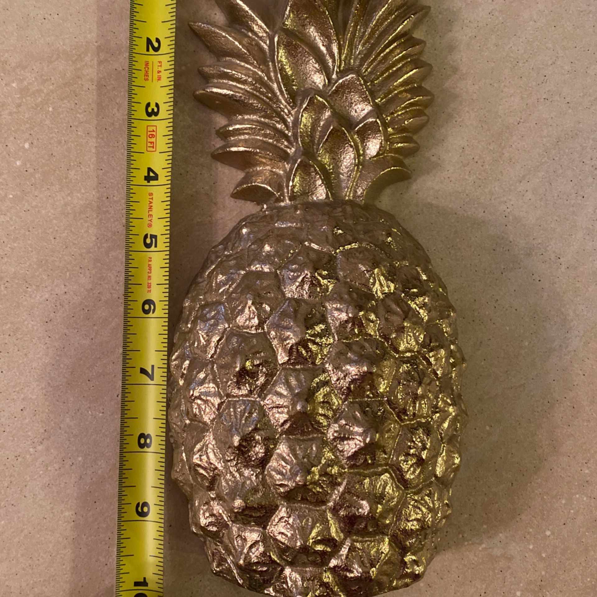 Decorative beautiful gold Leaf metal pineapples