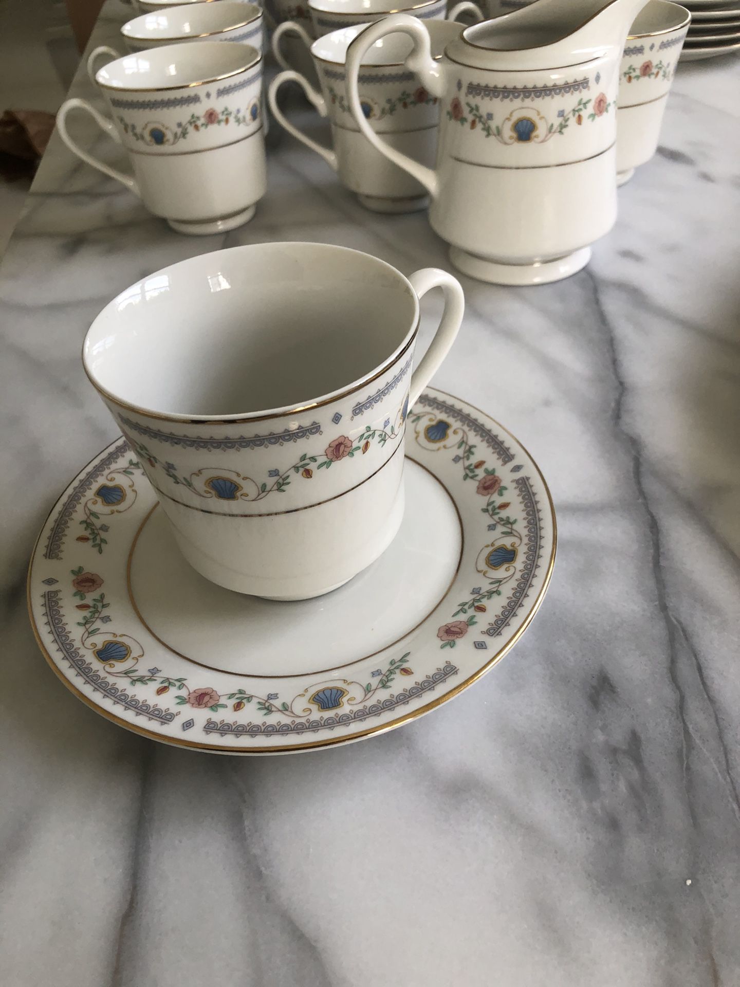 Tívoli China Dinnerware Ser #8305 (12 Person Set)