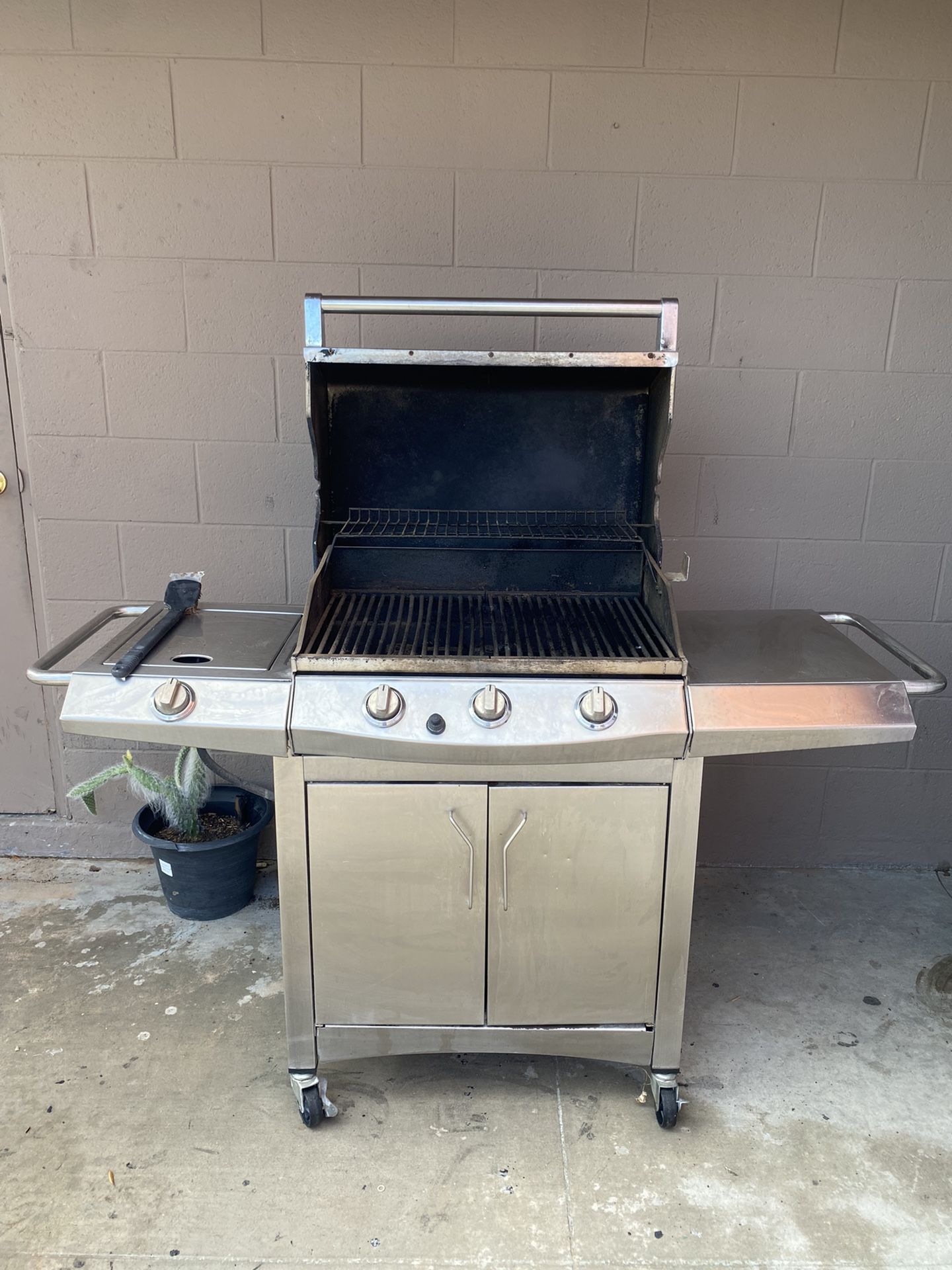 Front Avenue bbq grill with tank for Sale in Las Vegas, NV OfferUp