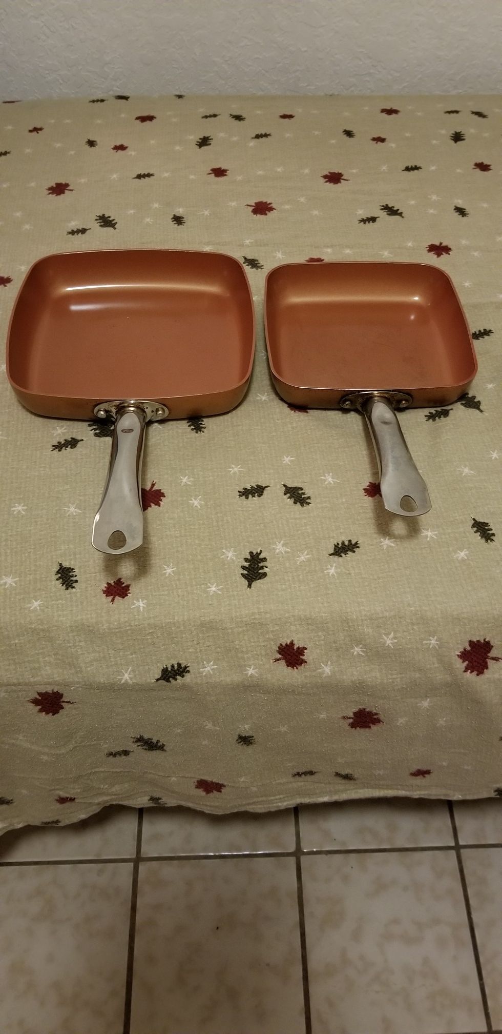 Vendo dos saltenes usados marca Copper chef cuadrados uno 8 in. Y otro 9.5 in