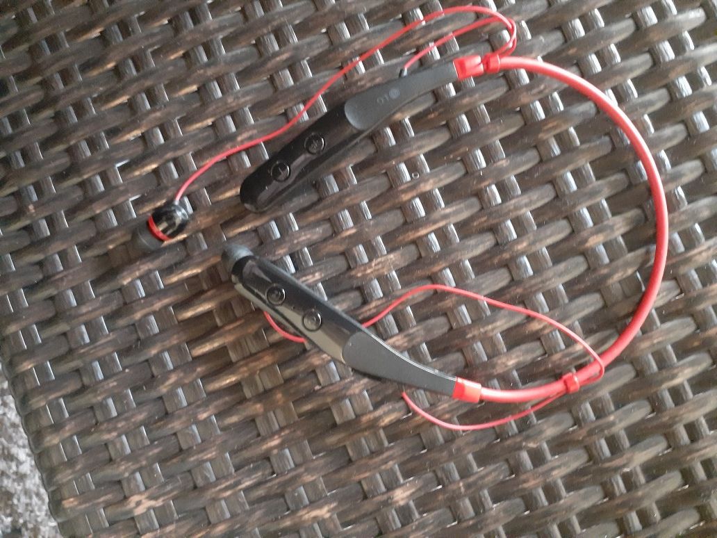 LG magnetic headphones