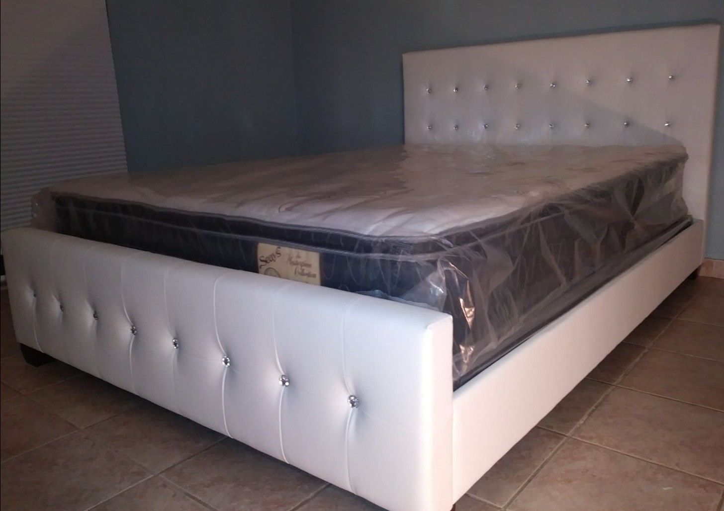 NEW GORGEOUS QUEEN DIAMOND BED WITH MATTRESS AND BOX SPRING