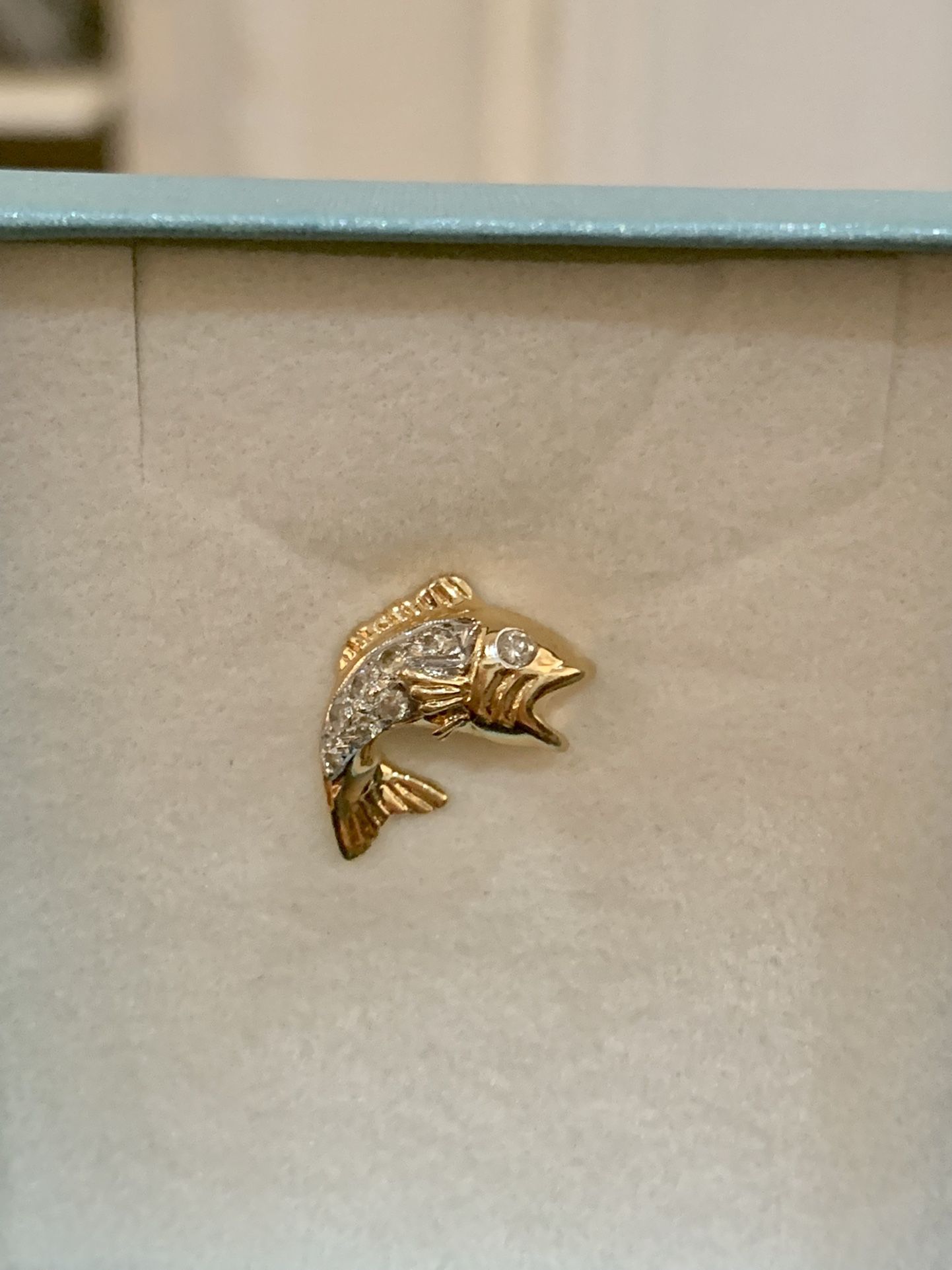 14K yellow gold fish shaped diamonds pin brooch  In excellent condition  Marked 14K