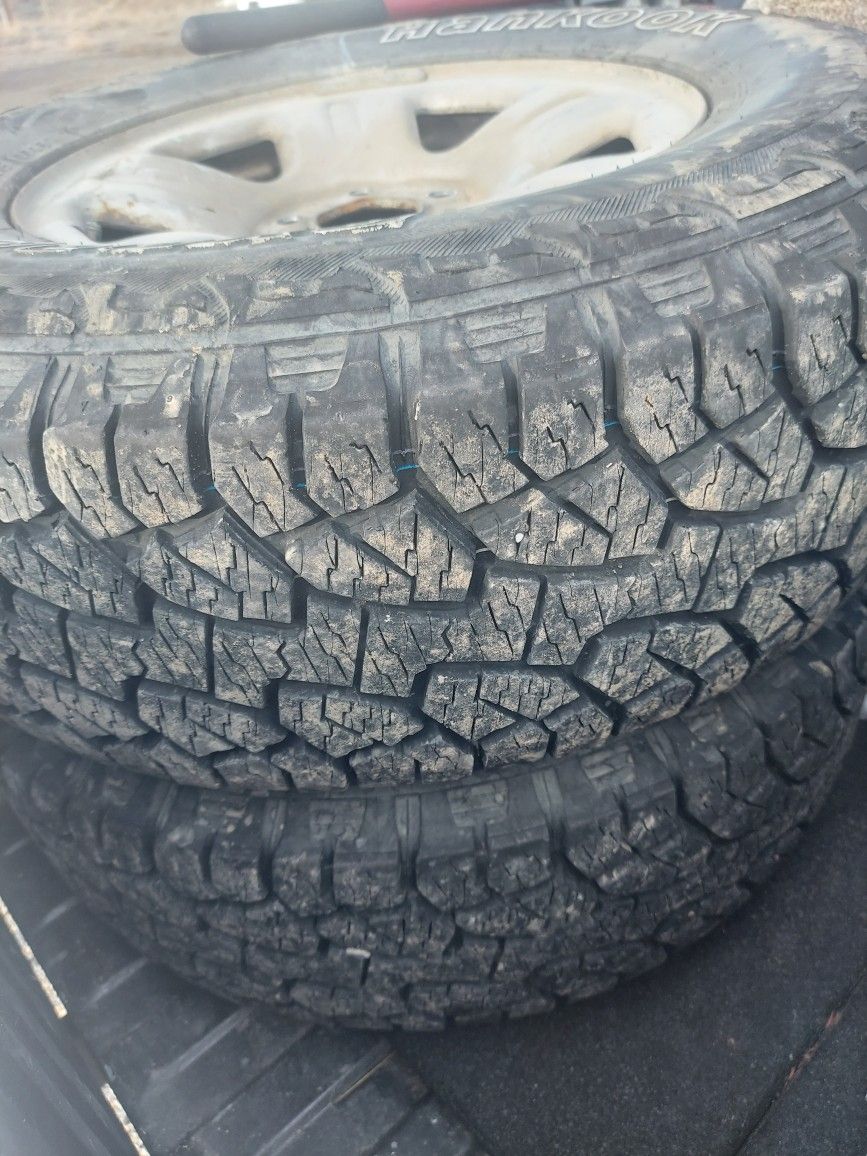 Wheels And Tires Are In Really Good Shape Worth Every Penny. 4 In The Set Are The Same The 5th Tire Is Full Size Spare. Goodyear,wrangler,RT/s