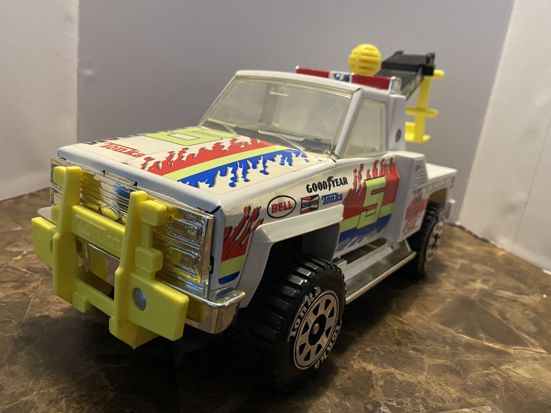 Vintage 1983 Large Tonka tow truck wrecker great condition colors Race Team 5. Measures 14” long.