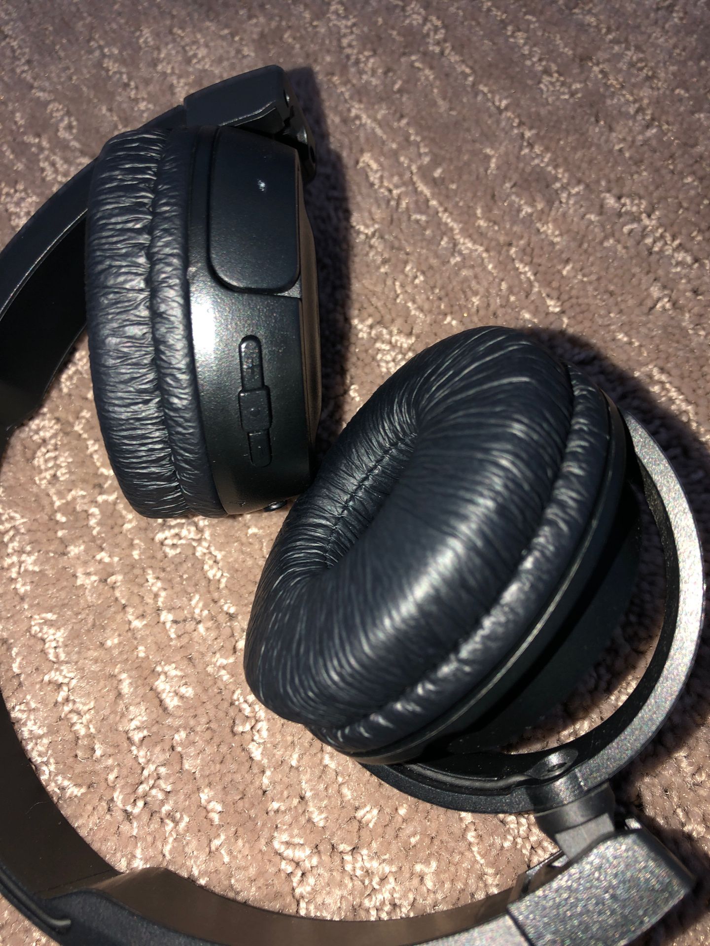 JBL On-Ear Wireless headphones (READ)
