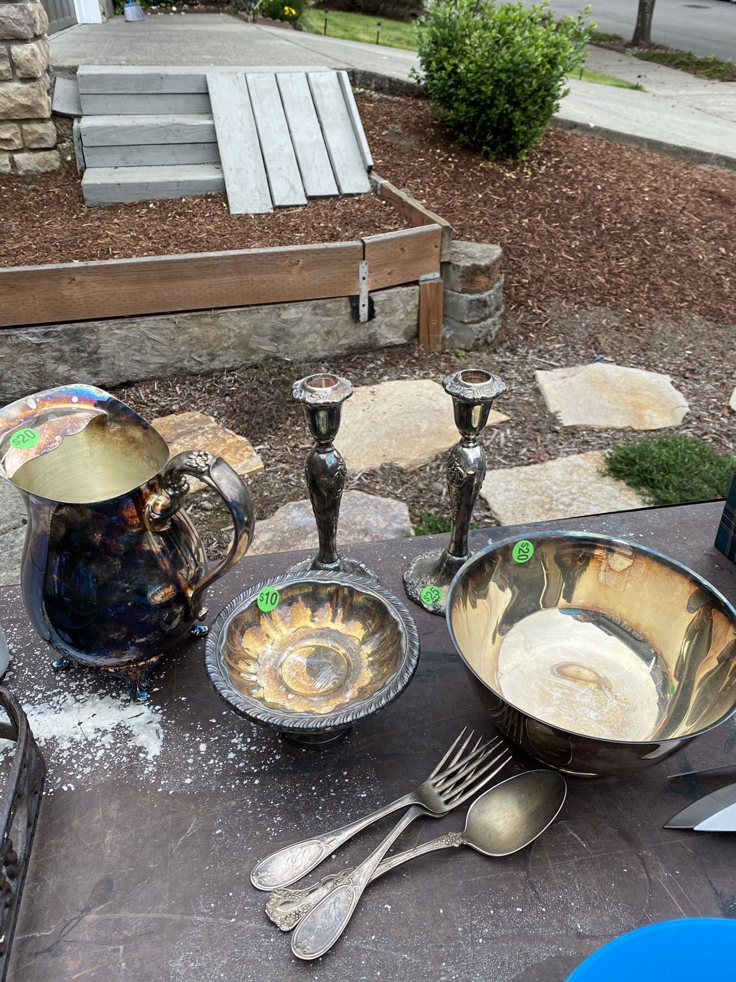 Silver plates items.