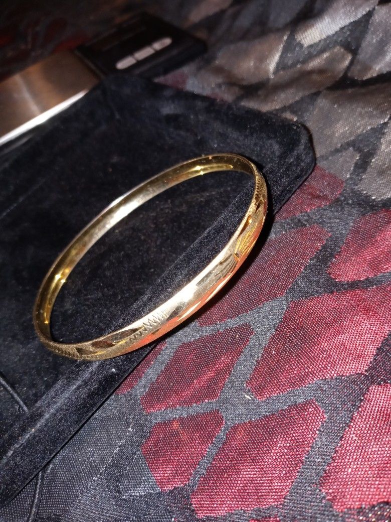 14k Gold Single Bangle..Flawless Condition..200$obo