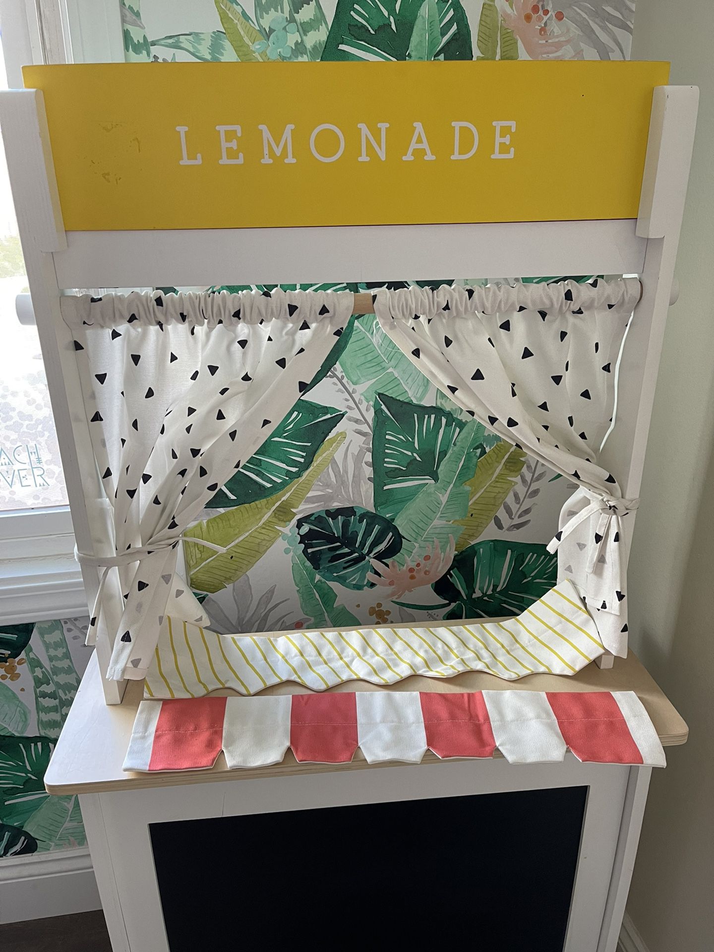 Crate And Kids Play (Lemonade) Stand