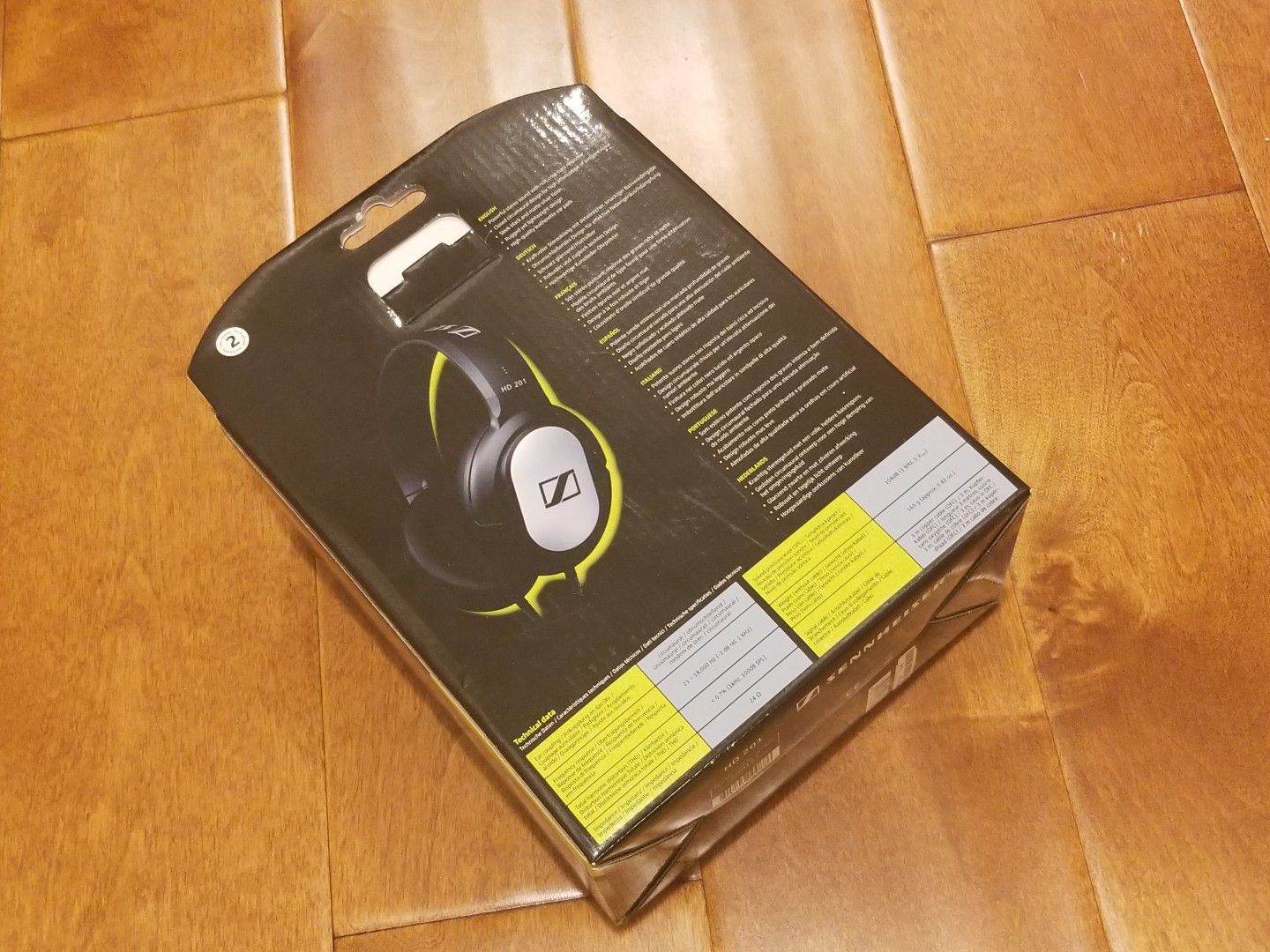Sennheiser HD201 headphones - NEW