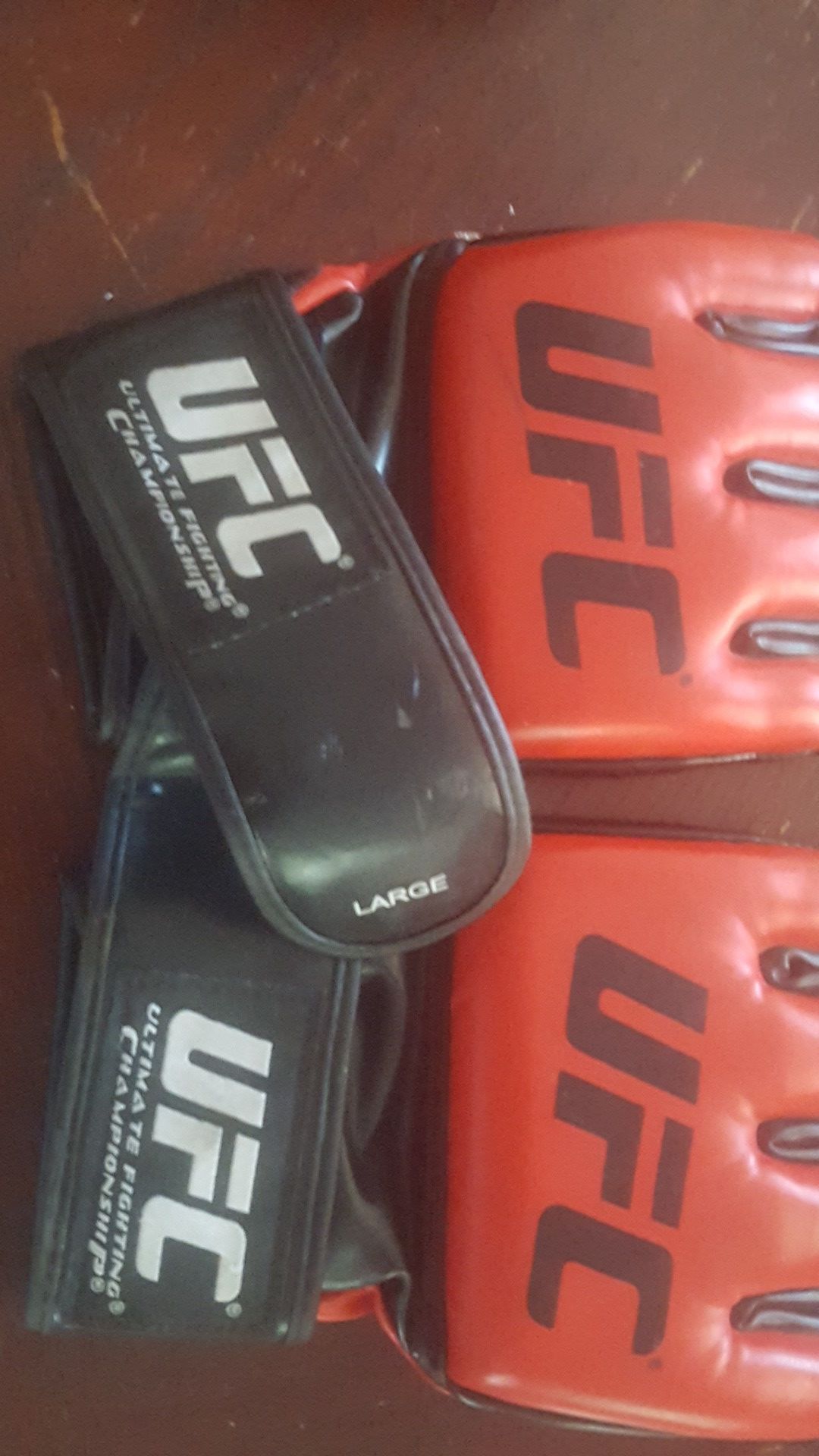 UFC SET LARGE FIGHTING GLOVES