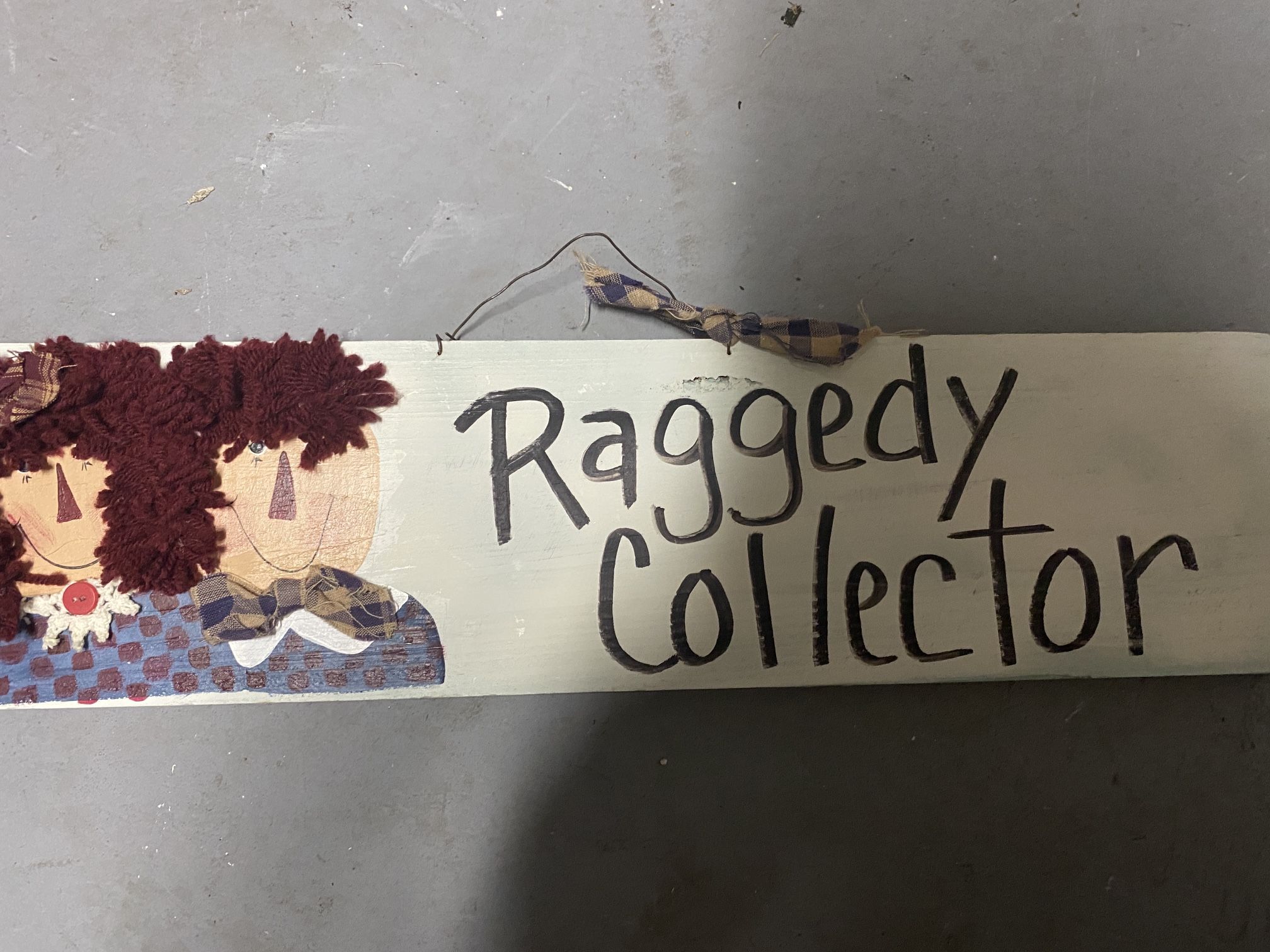 Raggedy Ann and Andy room decir
