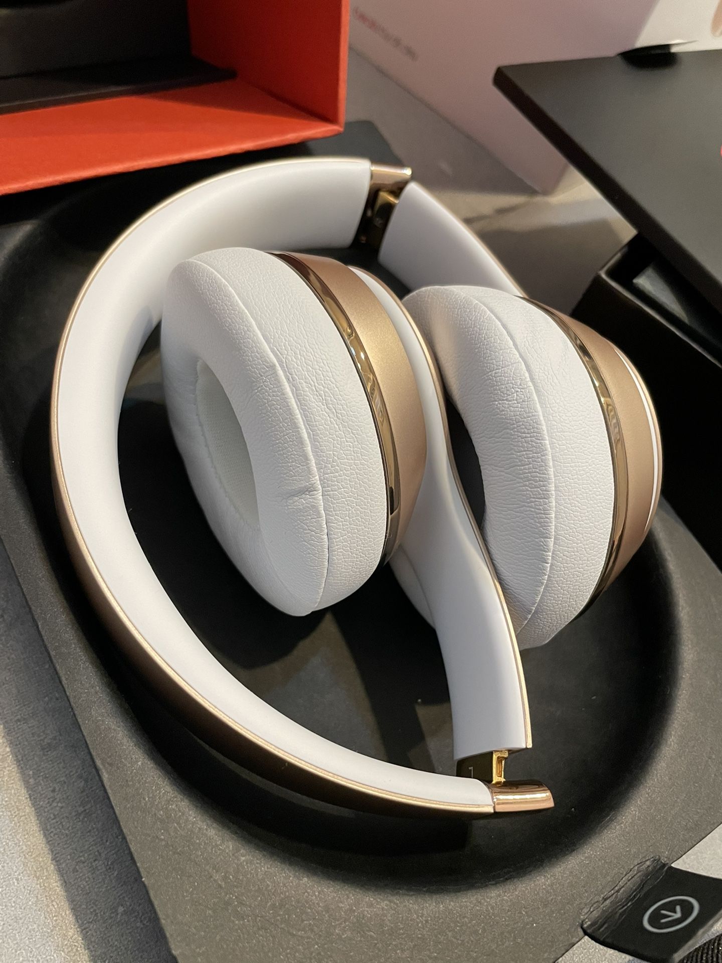 Beats By Dre Solo 3 Wireless Headphones Gold/white