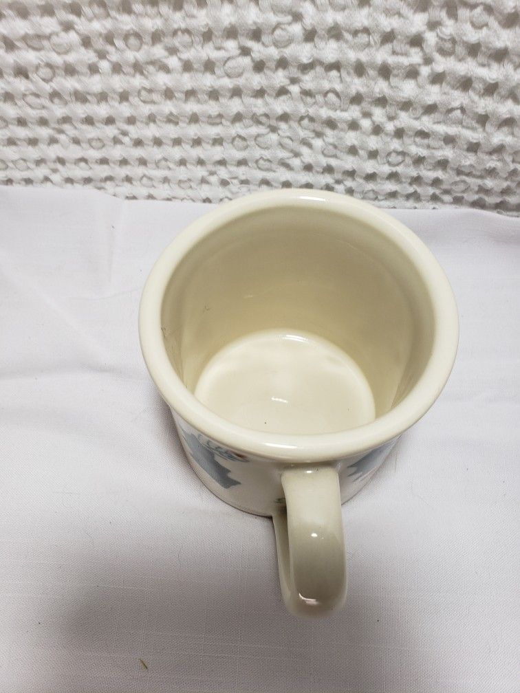 Hartstone pottery mug dove & holly . Good condition and smoke free home. Measures 4" T X 4" W .