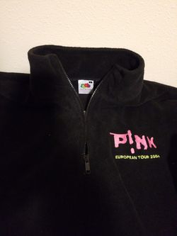 Size large Pink European tour 2004 . Sweater Super soft In   comfortable. Thumbnail