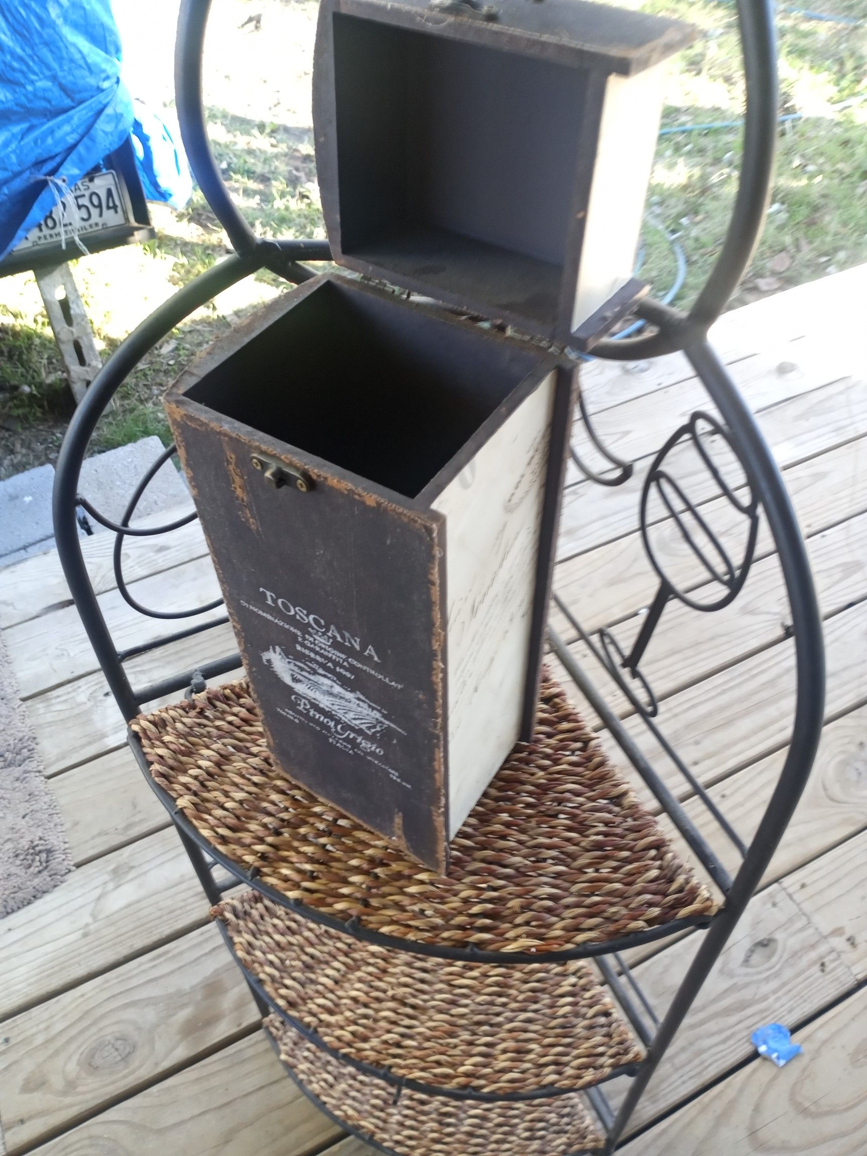 Corner shelf wine rack