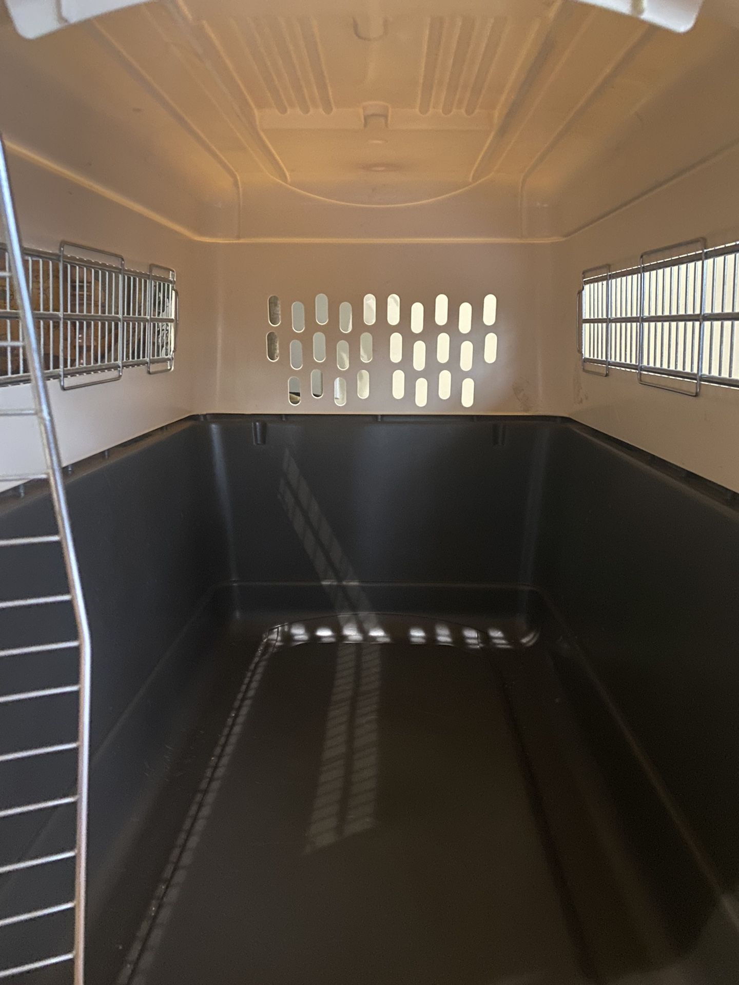 Ultra Vari kennel Crate . Large