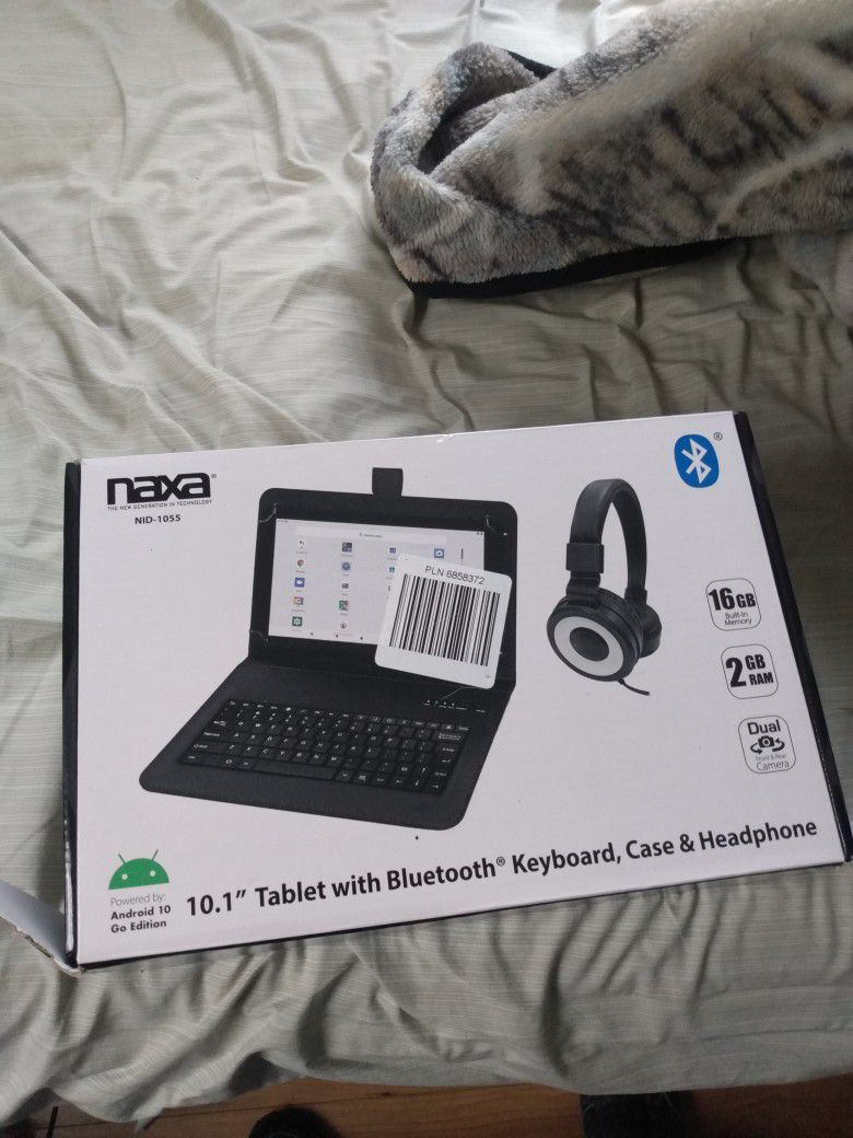 10 In Tablet With Keyboard And Ear Phones