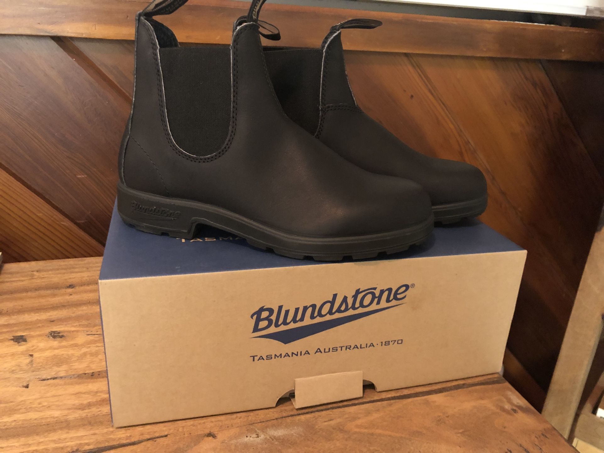 NIB Blundstone Chelsea Boots W9/M7