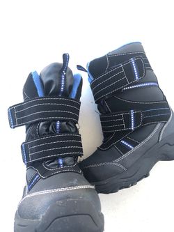 Kids snow boots size 13’s Thumbnail